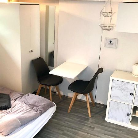 Modernes Zimmer Mit Kuechenzeile Und Bad Denkte Екстериор снимка