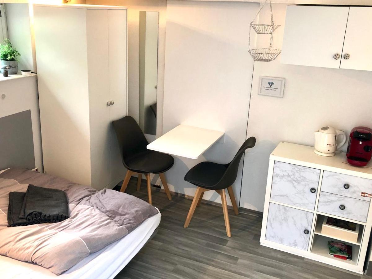 Modernes Zimmer Mit Kuechenzeile Und Bad Denkte Екстериор снимка