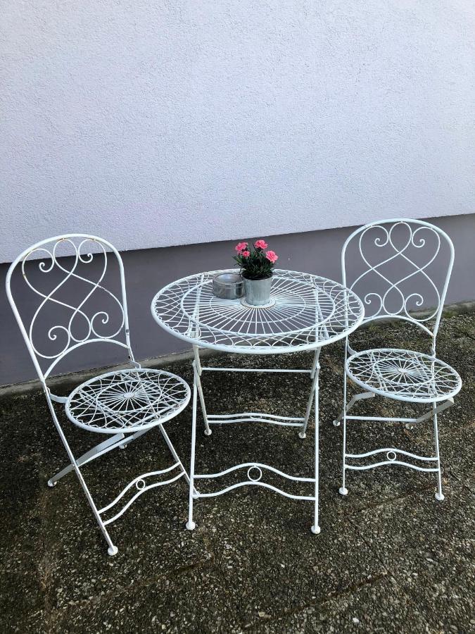 Modernes Zimmer Mit Kuechenzeile Und Bad Denkte Екстериор снимка
