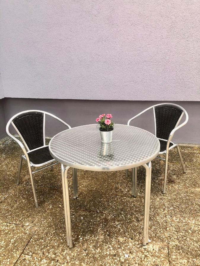 Modernes Zimmer Mit Kuechenzeile Und Bad Denkte Екстериор снимка